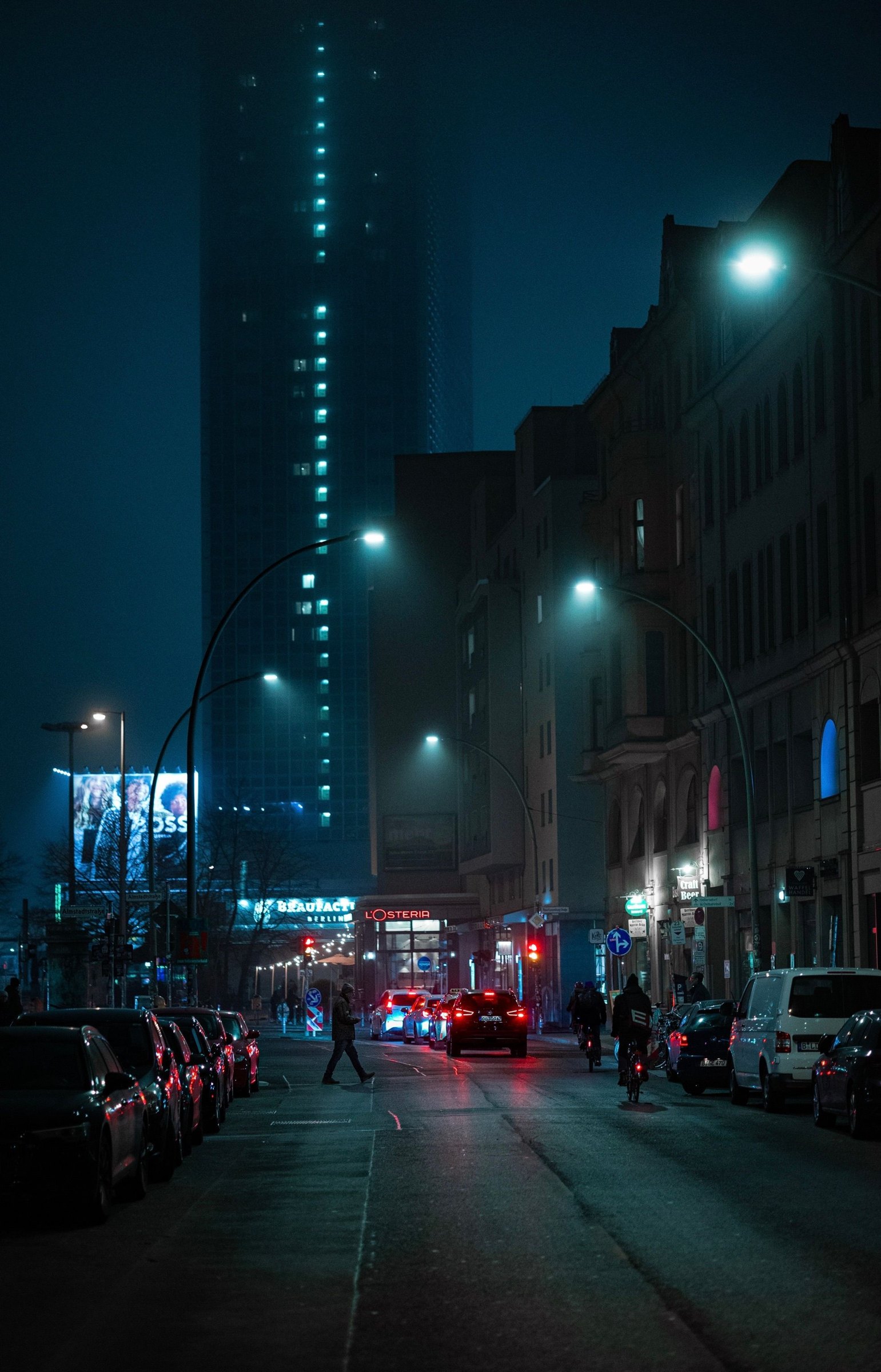 Berliner Straße bei Nacht mit hohen Fassaden und Laternenlicht