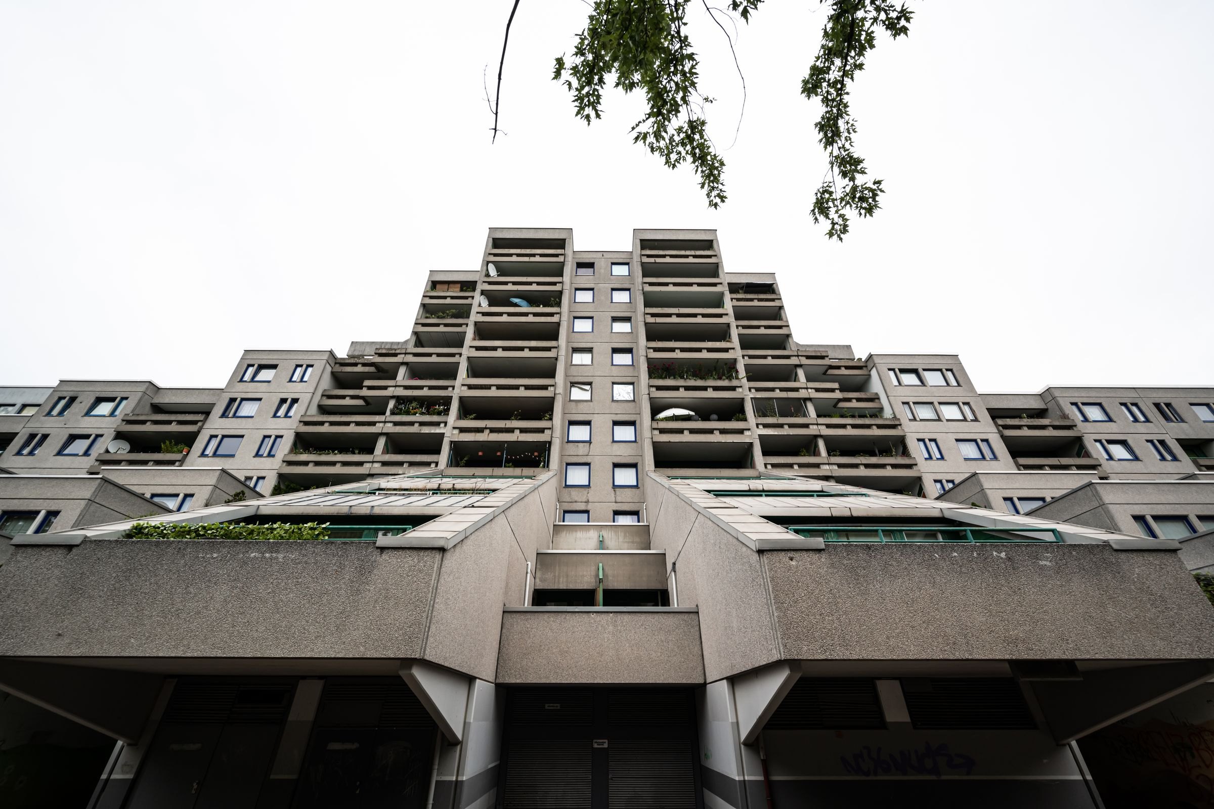 Brutalistisches Wohnhaus aus Beton in Berlin, von unten fotografiert